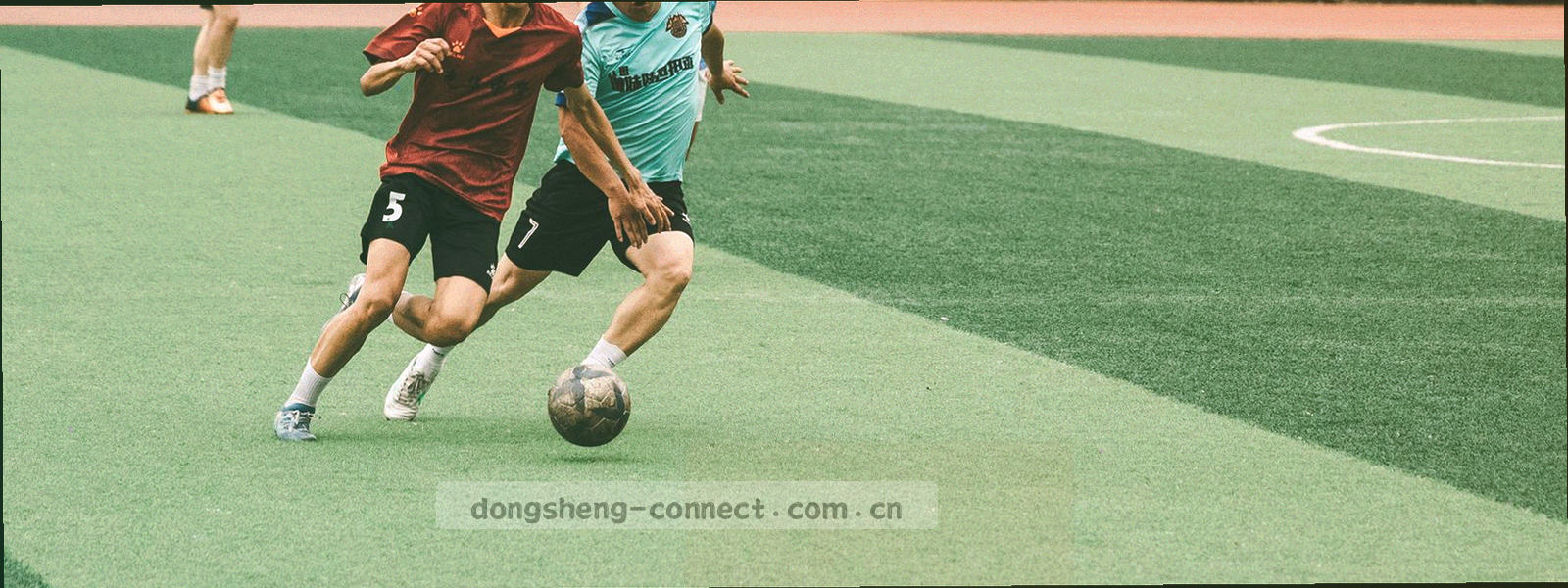 清晨街边的生活服务门店与往来行人，水平展开构图，画面中没有可识别人脸特写